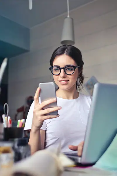 femme en train de régler son poêle à granulés depuis son smartphone